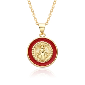 Détail du pendentif religieux Vierge Marie en or avec émail rouge et chaîne fine