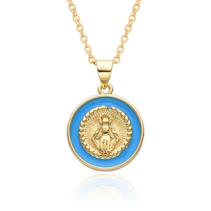 Détail d'un collier religieux en or avec pendentif Vierge Marie et émail bleu ciel