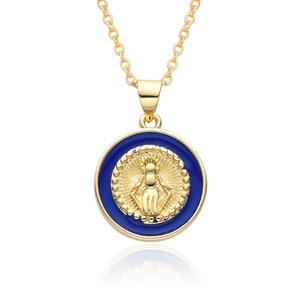 Détail du pendentif de la Vierge Marie avec émail bleu et chaîne en métal doré