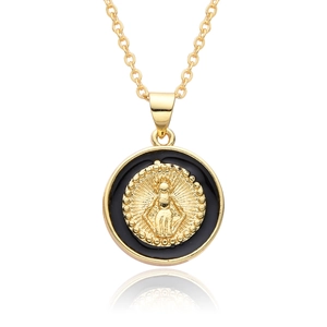Vue détaillée du pendentif Vierge Marie en or avec émail noir sur fond blanc pur