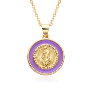 Nahaufnahme des goldenen Jungfrau Maria Anhängers mit lila Emaille und goldener Kette