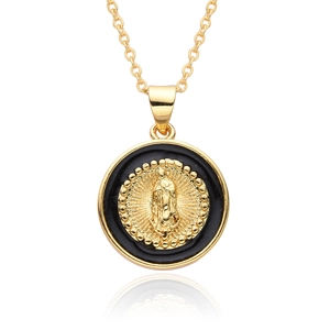 Detail eines religiösen Jungfrau Maria Anhängers mit schwarzem Emaille auf Goldkette
