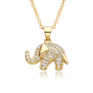 Elegante colgante de elefante dorado con circonitas blancas sobre fondo blanco con reflejo