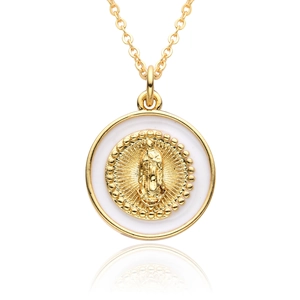 Makro-Detail des goldenen Jungfrau Maria Anhängers mit weißer Emaille und polierter Kette