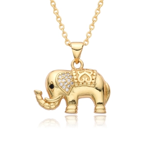 Collar con colgante de elefante dorado con circonitas y cadena fina sobre fondo blanco