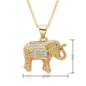 Detalle del colgante de elefante dorado con circonitas, dimensiones de 15mm por 22mm
