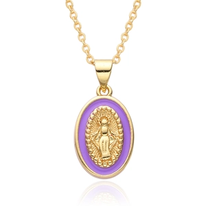 Dettaglio del ciondolo ovale dorato con smalto viola e rilievo religioso della Vergine