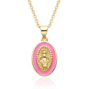 Dettaglio del ciondolo ovale dorato con smalto rosa e figura religiosa su catenina