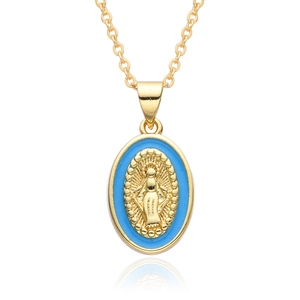 Dettaglio macro della collana dorata con smalto blu e ciondolo della Vergine Maria
