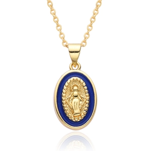 Dettaglio di un ciondolo religioso ovale in oro con smalto blu e rilievo di Maria