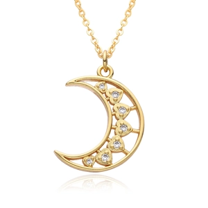 Collana a luna dorata minimalista con pendenti a cuore traforati e cristalli chiari