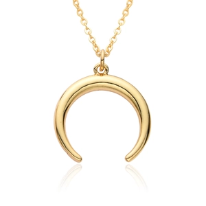 Dettaglio di una collana con ciondolo a luna dorata lucida con catena minimalista su bianco