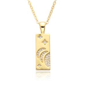 Détail macro du pendentif rectangle doré avec motifs étoile, lune et cristaux
