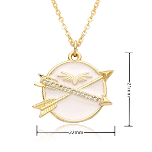 Vista macro de las dimensiones del colgante dorado 21mm x 22mm y flechas de esmalte blanco
