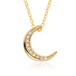 Collier avec pendentif lune dorée orné de cristaux étincelants sur un fond blanc pur