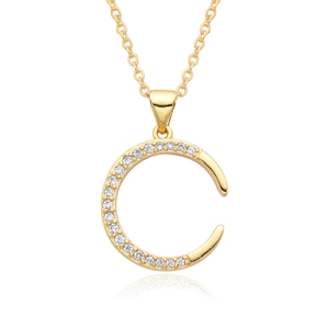 Élégant collier doré avec pendentif en forme de C serti de cristaux sur fond blanc pur