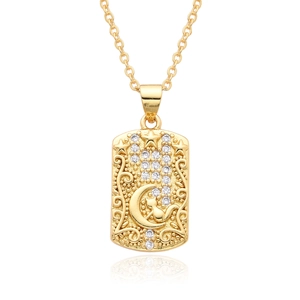 Vue détaillée du collier pendentif lune et chat avec incrustation de zircone