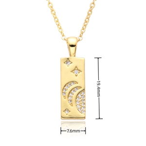 Détails du pendentif doré étoile et lune montrant les dimensions de 19,4 mm de haut
