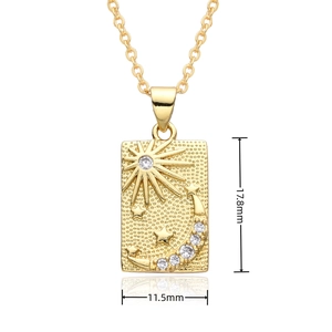 Détail du collier à pendentif rectangulaire doré lune et soleil avec accents en cristal