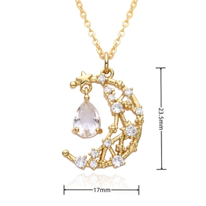 Vue détaillée du pendentif lune et étoile avec cristal en goutte et dimension de 23,5 mm