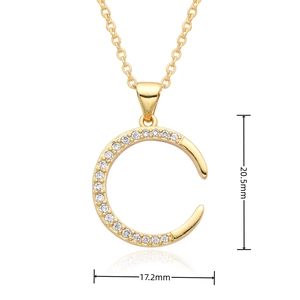 Vue détaillée du collier pendentif lettre C doré, dimensions 20,5 mm sur 17,2 mm