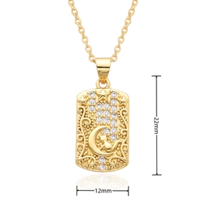Détail du pendentif chat et lune doré montrant les dimensions 22mm x 12mm et zircon