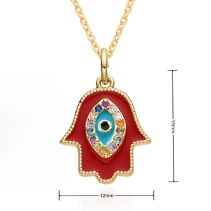 Collier main de Hamsa dorée avec émail rouge et pendentif mauvais œil bleu, 15mm x 12mm