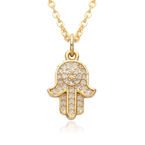 Vue détaillée du pendentif main de Hamsa doré serti de zircons cubiques brillants