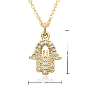 Détail macro du pendentif main de Hamsa doré avec zircons blancs mesurant 17mm par 12mm