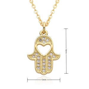 Détail macro du collier pendentif Main de Fatma doré avec cristaux, taille 18mm x 13mm