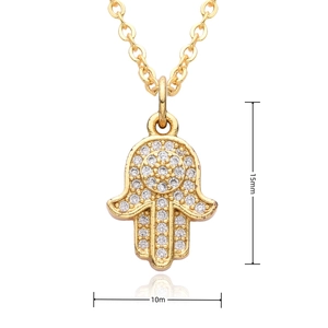 Vue détaillée du pendentif Hamsa doré montrant les dimensions de 15mm sur 10mm