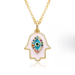Détail du collier main de Fatma doré avec émail rose et pendentif œil en zircons colorés