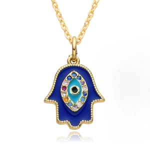 Collier Main de Fatima dorée avec œil en émail bleu et pierres en zircon colorées