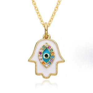 Collier Main de Fatma doré avec oeil maléfique bleu et zircons colorés sur fond blanc