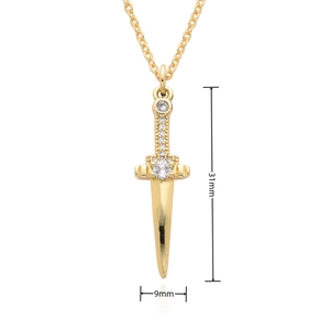 Détail du pendentif dague dorée avec zircons et mesure de hauteur de 31 mm environ