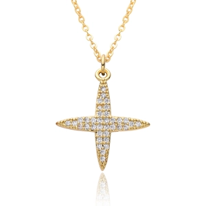 Detalle de un colgante de estrella dorado con micro-pavé de cristales de circonita