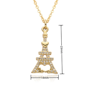 Detalle del colgante de Torre Eiffel dorada con corazón de circón y grabado Love artesanal
