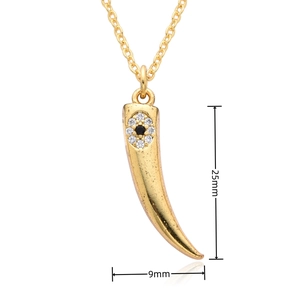 Détail du pendentif en forme de croissant avec zircons sertis et mesure de 25 mm de haut