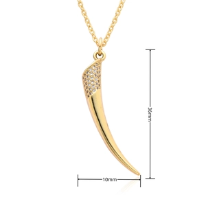Détail du pendentif en forme de croissant doré montrant les dimensions 36 mm sur 10 mm