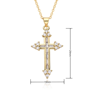 Détail du pendentif croix plaqué or avec pierres CZ et dimensions 29mm par 19mm