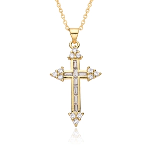 Détail du pendentif croix plaqué or orné d'élégantes pierres de zircone taille baguette