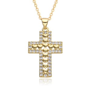 Vue détaillée du collier pendentif croix plaqué or avec coeurs et zircons blancs