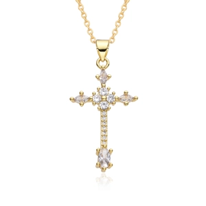 Détail du collier croix plaqué or avec pierres de zircone cubique taille marquise