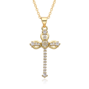 Détail d'un collier croix plaqué or avec zircons blancs étincelants et chaîne en O