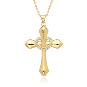 Collier croix plaqué or avec centre en cœur et cristaux étincelants sur fond blanc