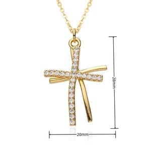 Détail du pendentif croix plaqué or avec zircons blancs montrant les dimensions 28mm sur 20mm