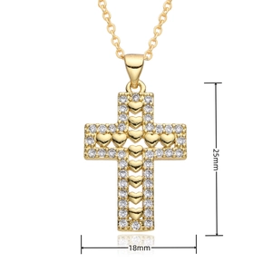 Vue détaillée du pendentif croix dorée avec motifs cœurs et cristaux, 25mm