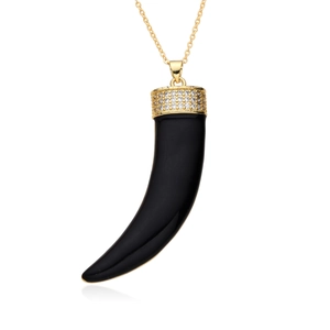 Collier avec pendentif corne noire polie et zircons dorés pavés sur un fond blanc pur