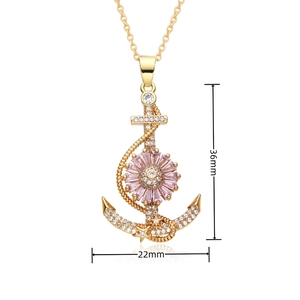 Detailansicht eines Goldanker-Anhängers mit rosa Zirkonia-Blume und Kristallen