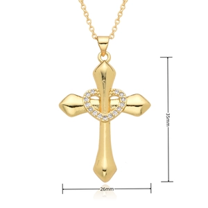 Détail du pendentif croix dorée avec cœur en oxyde de zirconium et dimensions 35x26mm